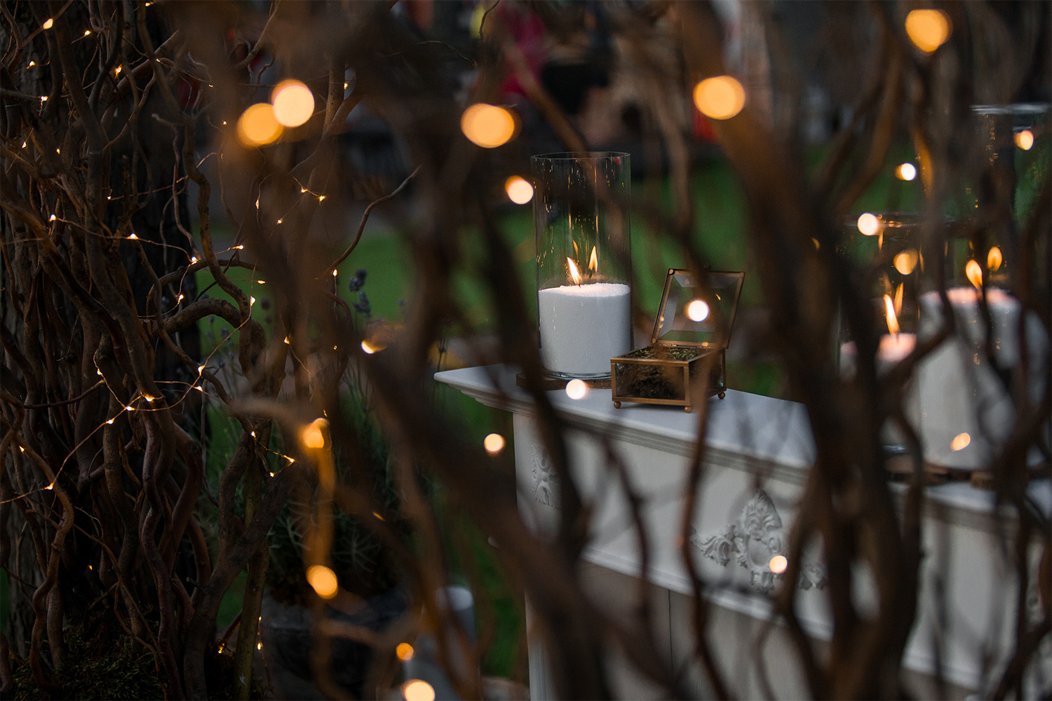 mira-traves-de-las-ramas-brillantes-en-la-mesa-blanca-con-velas